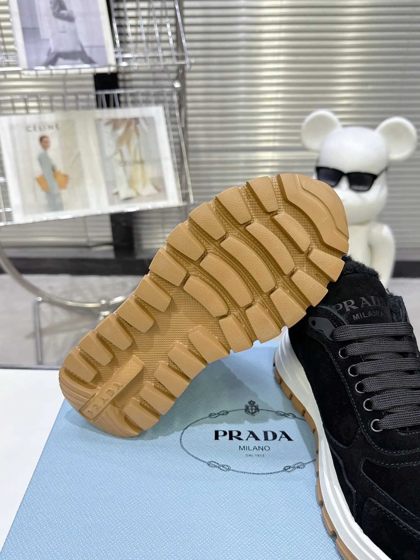 【PRADA】P: 660💰Couple style▪️Size: Women’s 35-40⚛Size: Men’s 39-44(45 customized) 2025 𝐬𝐬Prada’s new product, coming with strength! ❣️Many Internet celebrities have the same style, fashionable and versatile nice items, original shoes are developed and purchased from Italian counters, and are reproduced 1:1 according to the original taste. This year’s theme is not to be defined, embodying texture through simplicity💛From thick-soled sneakers to zigzag short boots to 2025 flat shoes, everything reveals a sure-fire momentum... It combines gentleness and handsomeness, the finishing touch for women❤️ Wear-resistant and ultra-light two-color outsole.